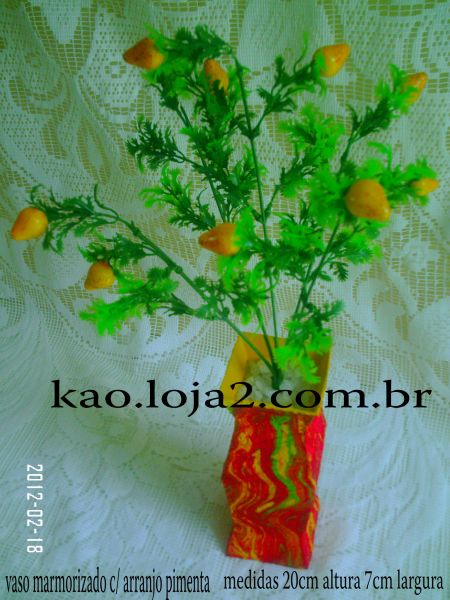 Eco vaso marmorizado com arranjo pimenta